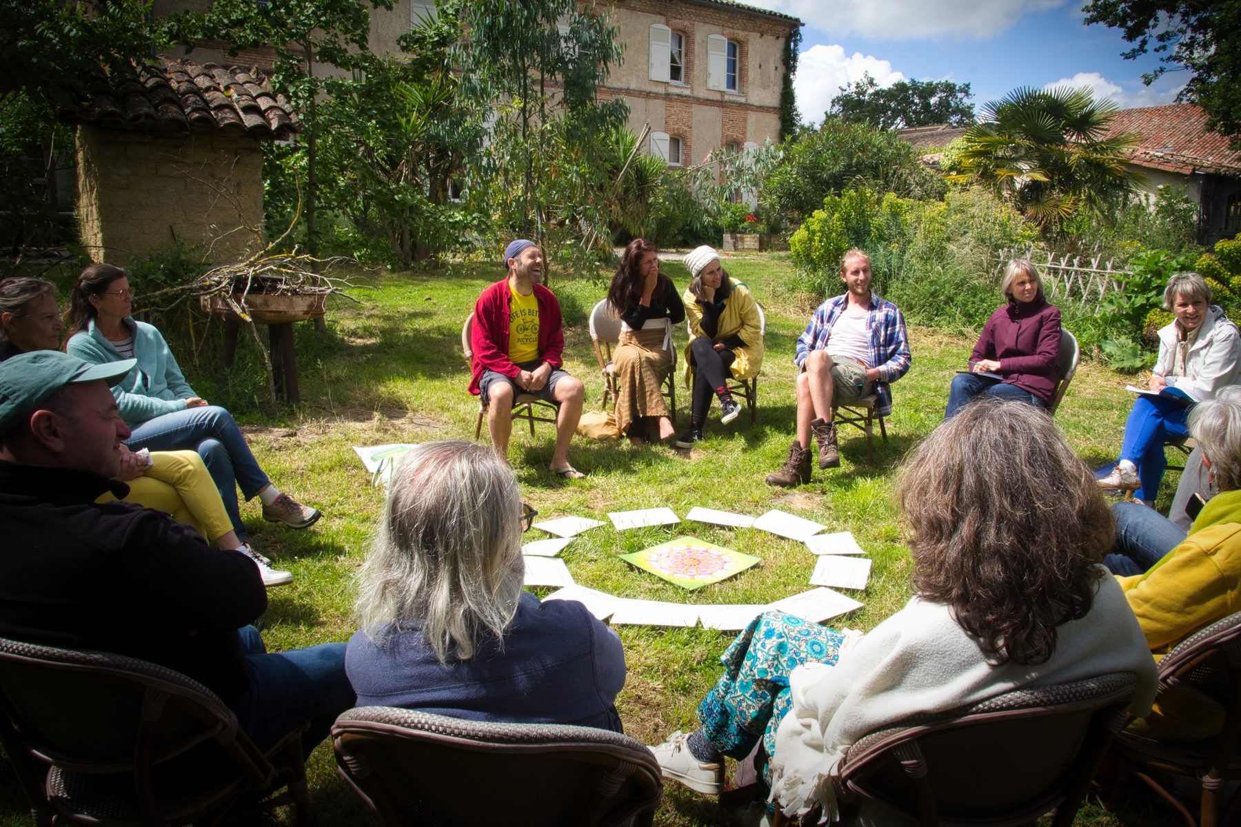Cerchio di condivisione durante un incontro della rete Les Pas-Sages