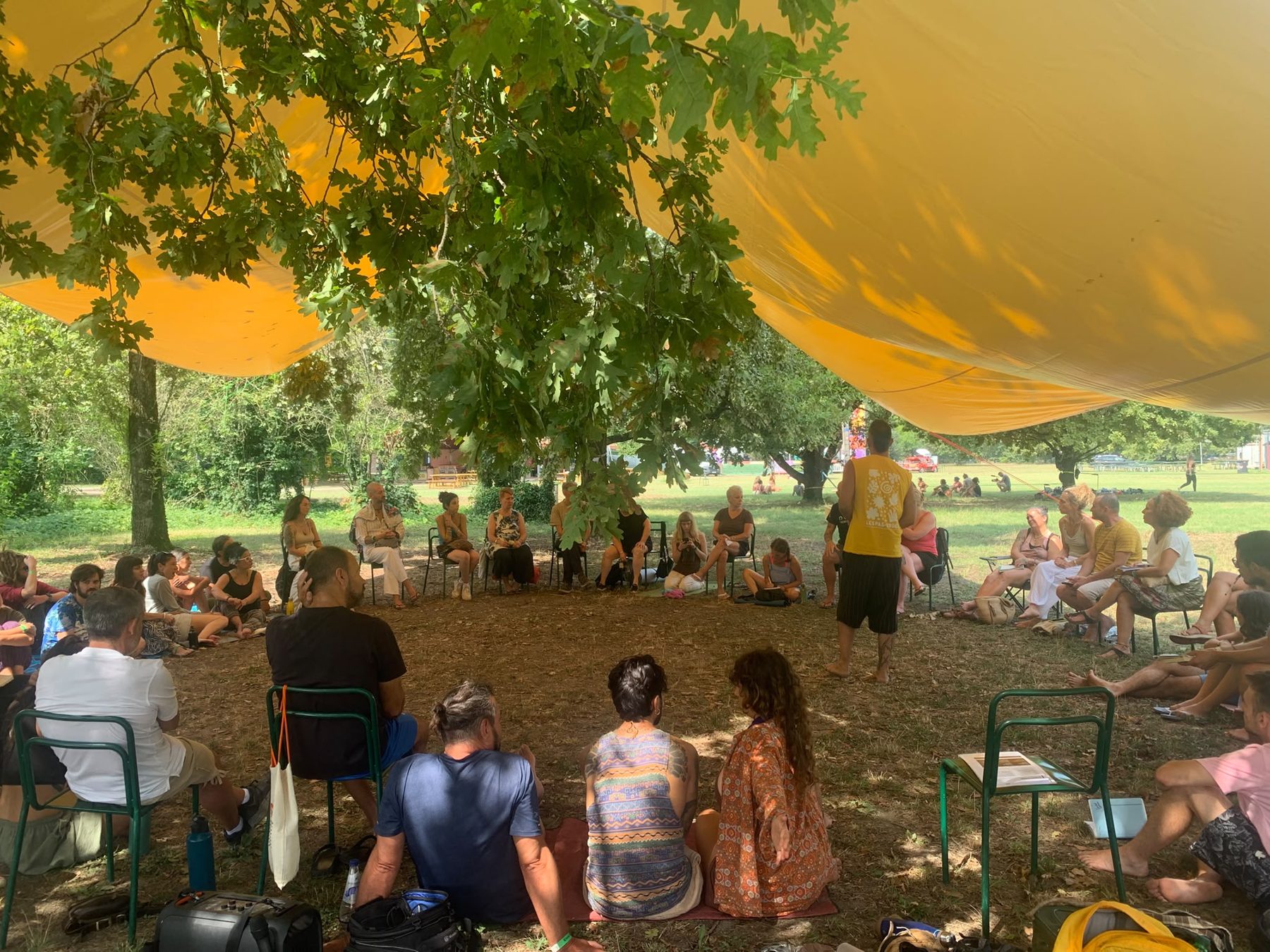Cerchio di condivisione durante un workshop LPS al Viva Viva Fest, agosto 2026